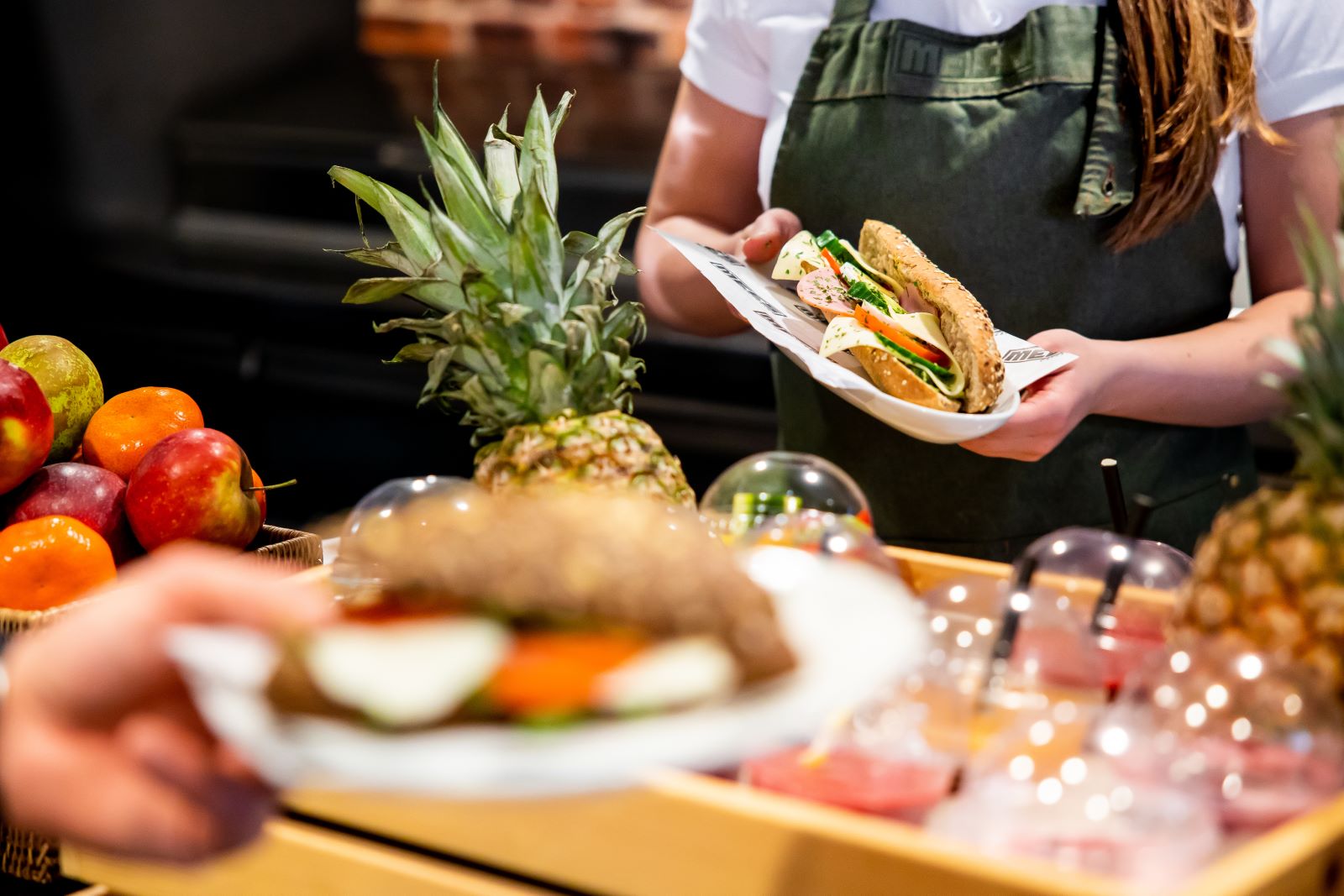 Referentie Van Melick Groep bedrijfscatering broodje in hand